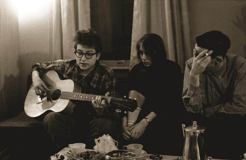 Bob Dylan plays guitar