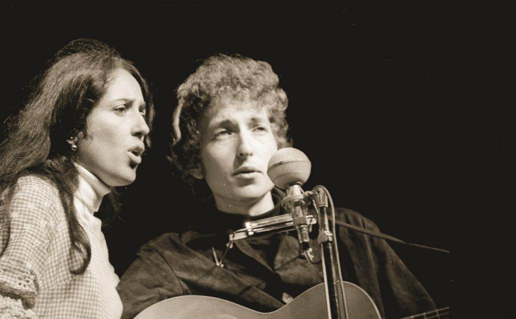 Bob Dylan and woman are singing